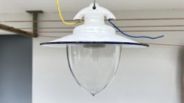 Stalllampe mit Emailleschirm und Glas