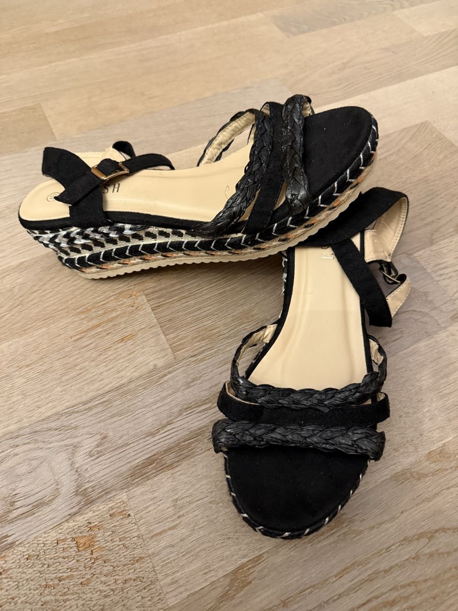 Damenschuhe: Sandalen Gr. 40 – Gebraucht aus Rubigen von Elmacino