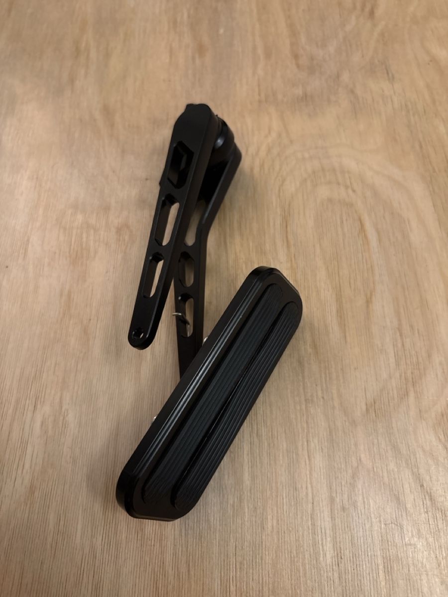 Tutti pezzi di ricambio auto: Gaspedal universal Oldtimer schwarz neu – Nuovo e nell'imballaggio originale da Zürich venduto da Sutecs