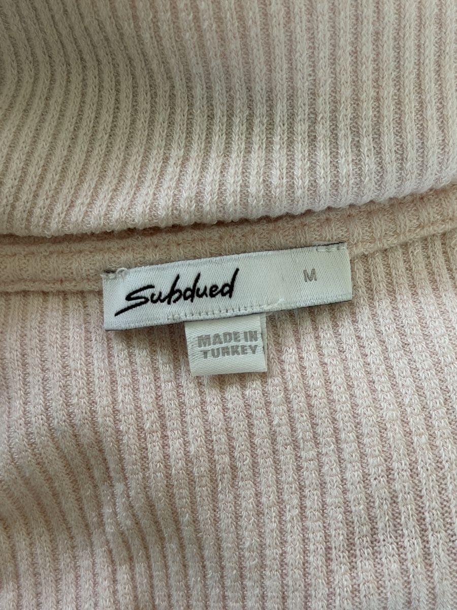 Top: Subdued Top – Nuovo (secondo la descrizione) da Niederuzwil venduto da Lisascloset 2