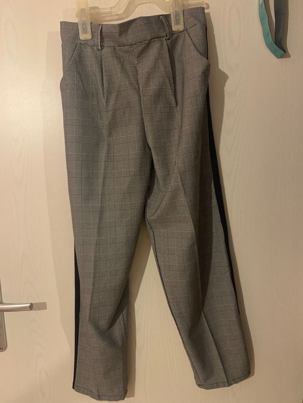 Pantalons: Stoffhose mit schwarzem Streifen – D'occasion à Triengen par nes_l8cj
