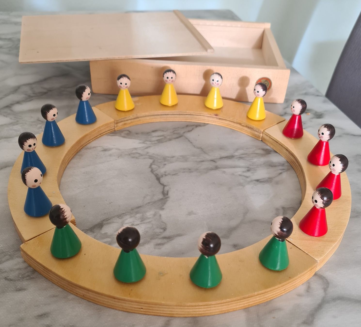 Tutte le decorazioni: Geburtstagsring Holz, 16 Figuren bunt – Usato da Winterthur venduto da bibummi 1