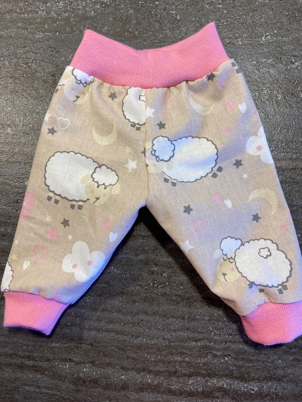 Poupées: Puppenhose mit süssen Schäfchen, Gr. 40/43 cm. – Neuf avec emballage d'origine à Grosshöchstetten par Maschenshop