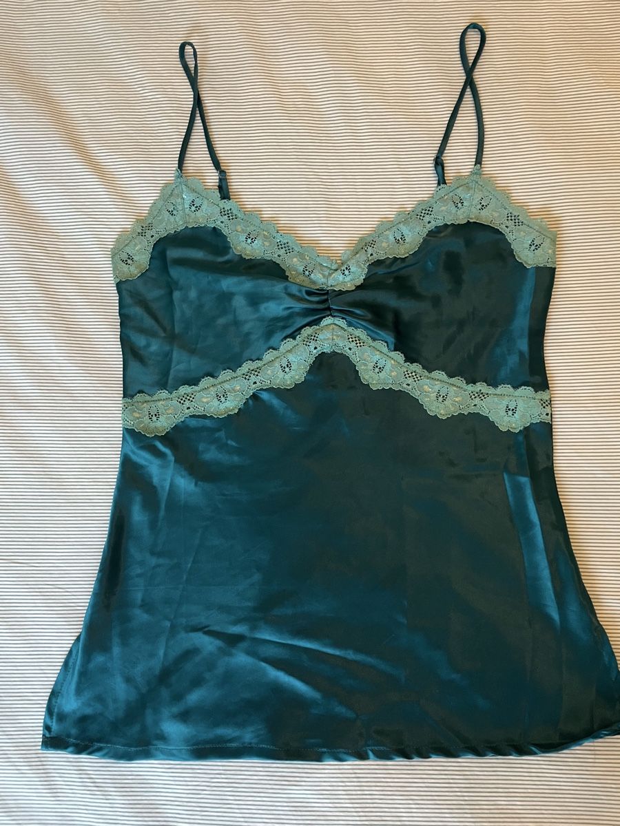 Top: Ruby Sky Emerald Green Silk Top with Lace Trim, Size M/L – Usato da sonvico venduto da Ptequila