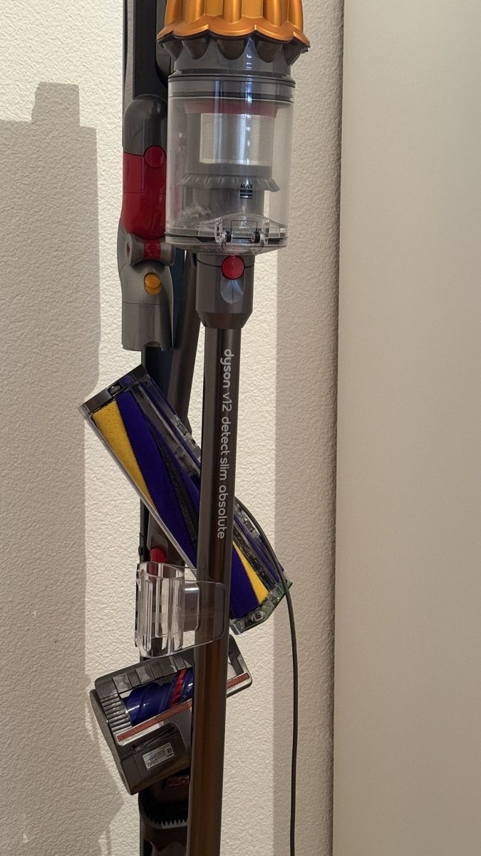 Dyson Staubsauger & Zubehör: Staubsauger Dyson V12 Detect Slim Absolute mit Ständer – Gebraucht aus Olten von flosflomarkt 7