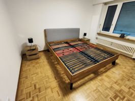 Bettrahmen mit Lattenroste und Nachtkästen