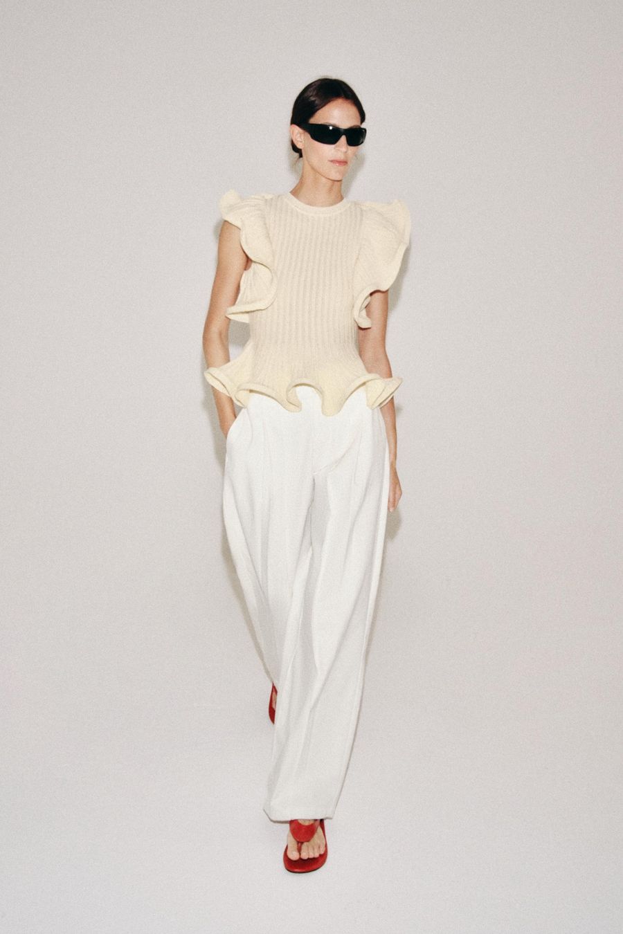 Top: ZARA STRICKTOP MIT WELLENKANTEN / VOLANTS – Usato da Zürich venduto da fabienne1234
