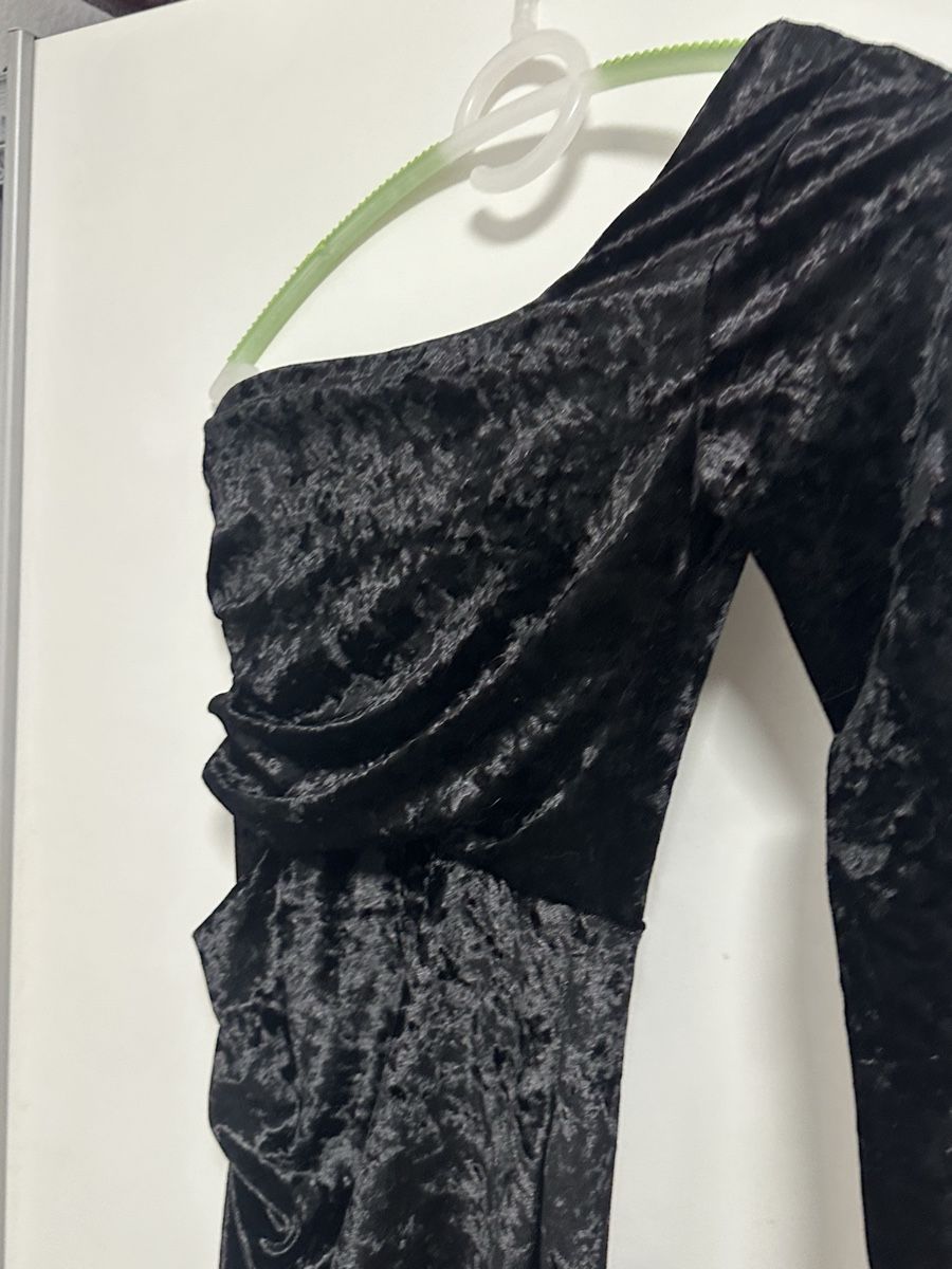 Vestiti: Schwarzes Samtkleid, One Shoulder, Gr. 34 – Nuovo (secondo la descrizione) da Zürich venduto da kri_hy6t 1
