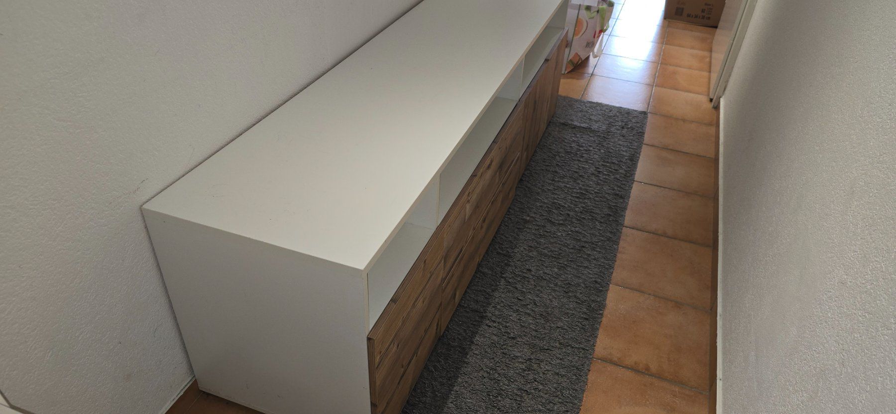 Commodes: Weisse Kommode mit Holzfarbenen Türen – D'occasion à Lufingen par ann_vs27 2