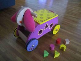 Véhicule pour petits enfants / porteur en bois