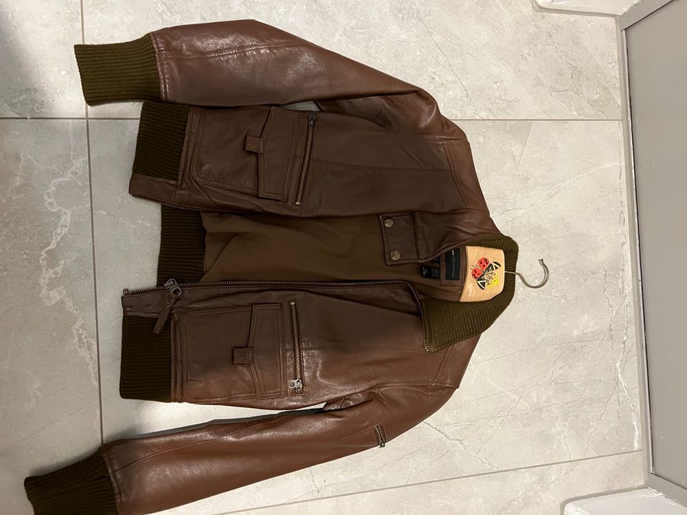 Elegantes Lederjacke Von Mango Bild