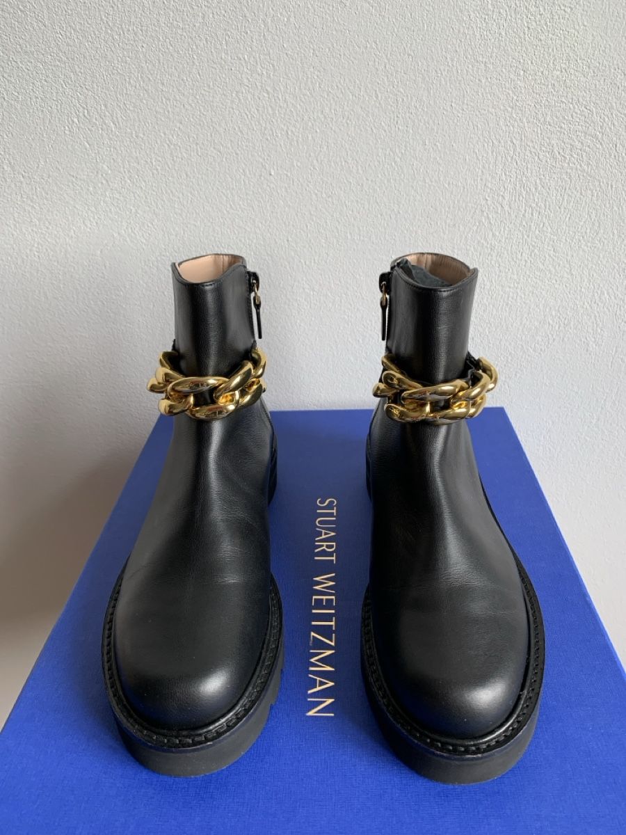 Stuart Weitzman Scarpe da donna: Stuart Weitzman: Schwarze Stiefeletten mit dicker Goldkette – Nuovo (secondo la descrizione) da Luzern venduto da designluzern 2