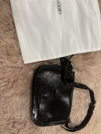 Calvin Klein Tasche Lackleder Schwarz mit Staubbeutel