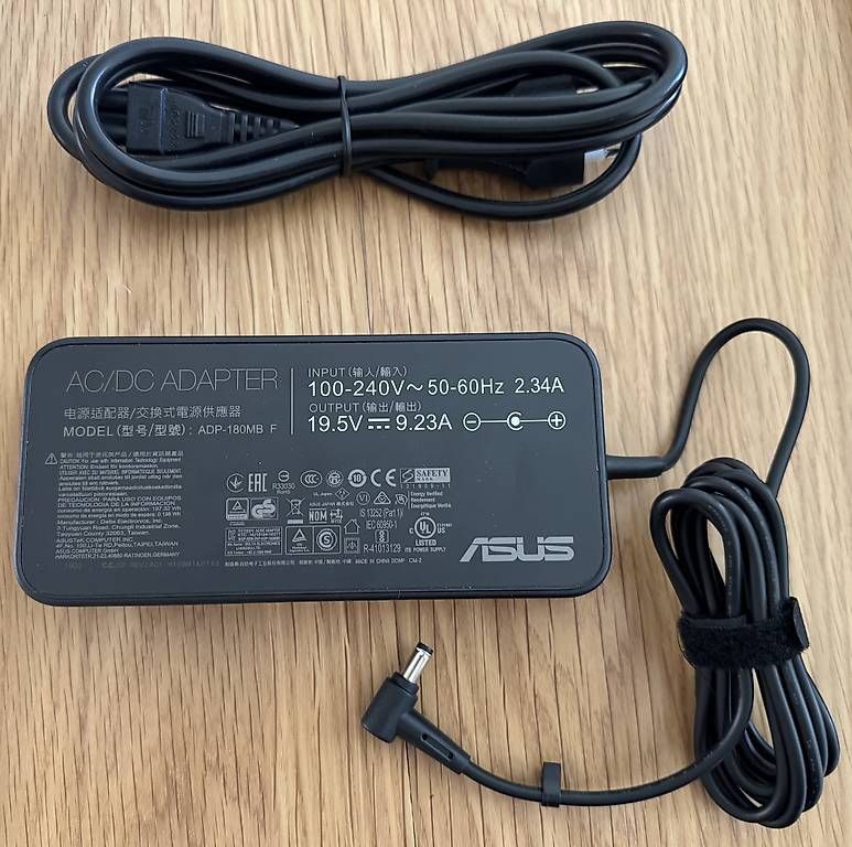 Asus Ladegerät: ASUS 180W Notebook Netzteil – Gebraucht aus Volketswil von IT-Mac