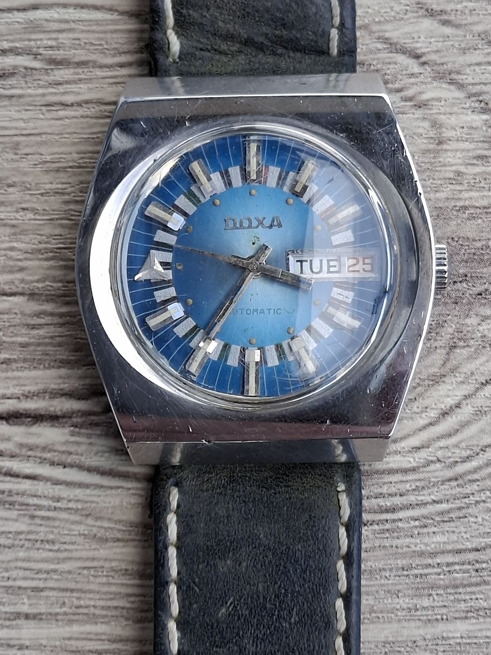 Doxa Orologi: Doxa "Tank" striking blue gradient sunburst dial.D/D Auto. – Usato da St-Cergue venduto da gar_x2b7
