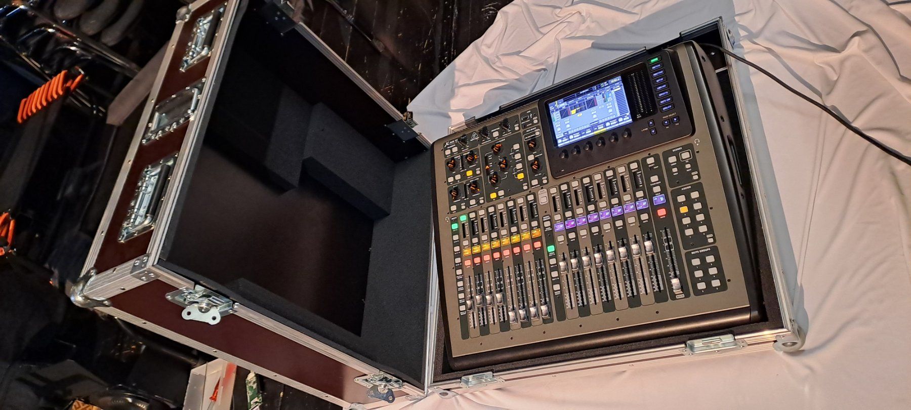 Behringer Console di mixaggio: Behringer X32 Compact mit X-Dante & Case - Wie Neu! – Usato da Adliswil venduto da ric_75mm 1