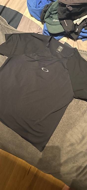T-shirt: Oakley Sportshirt – Usato da meierskappel venduto da Yannik301