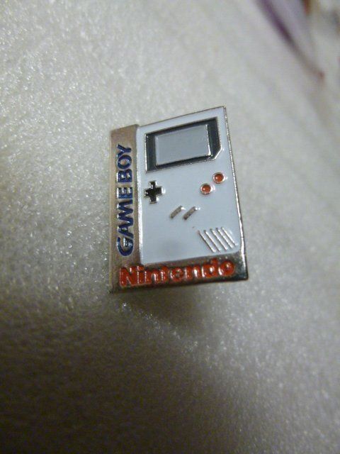 Spille & Fermagli: PINS Consolle White Game Boy Nintendo – Usato da Pambio Noranco venduto da Pol69