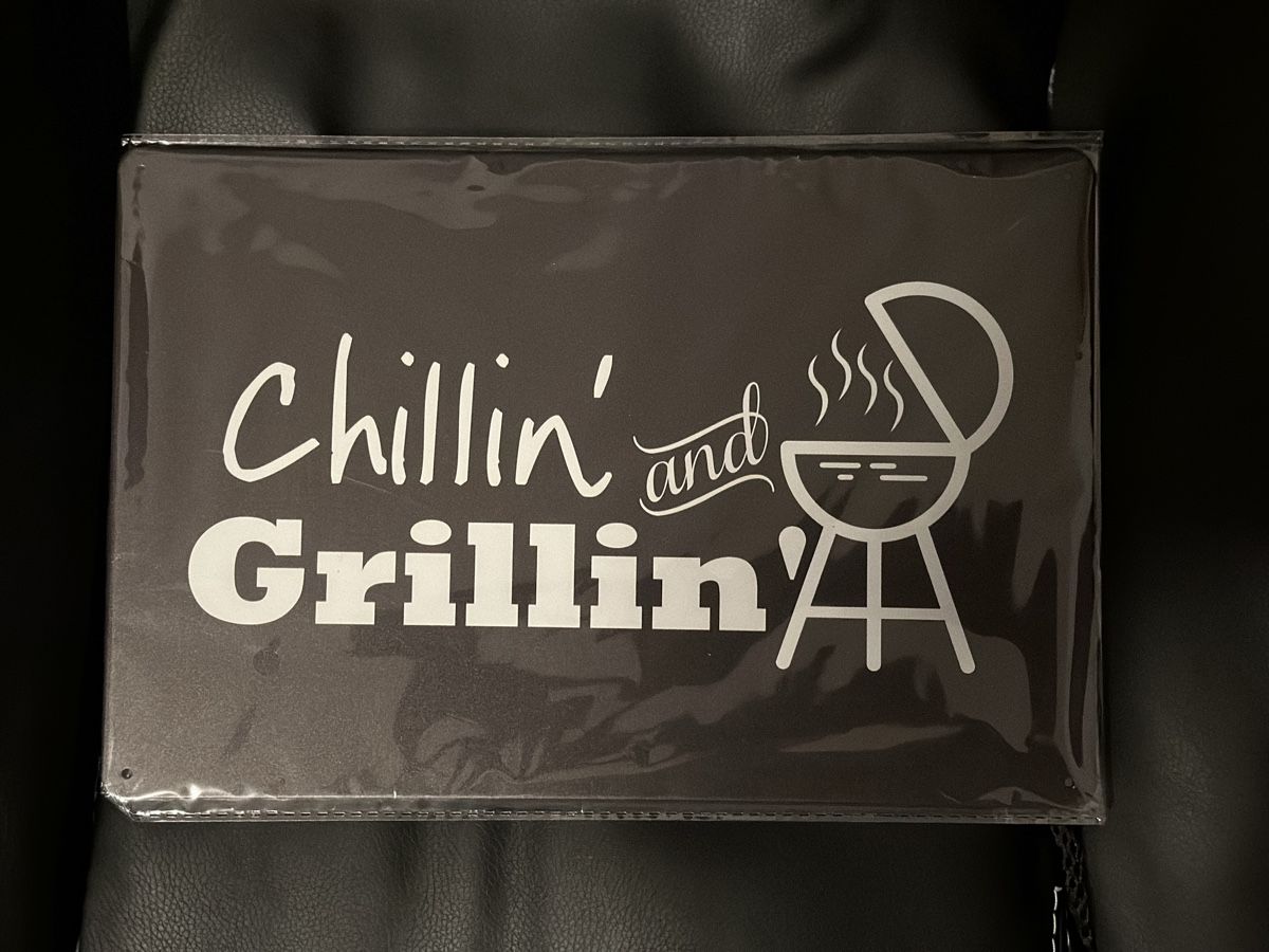 Schilder: Metallschild Chillin and grillin‘ – Neu und originalverpackt aus Thun von tulu_1995