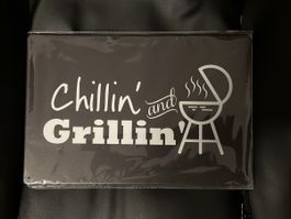 Metallschild Chillin and grillin‘