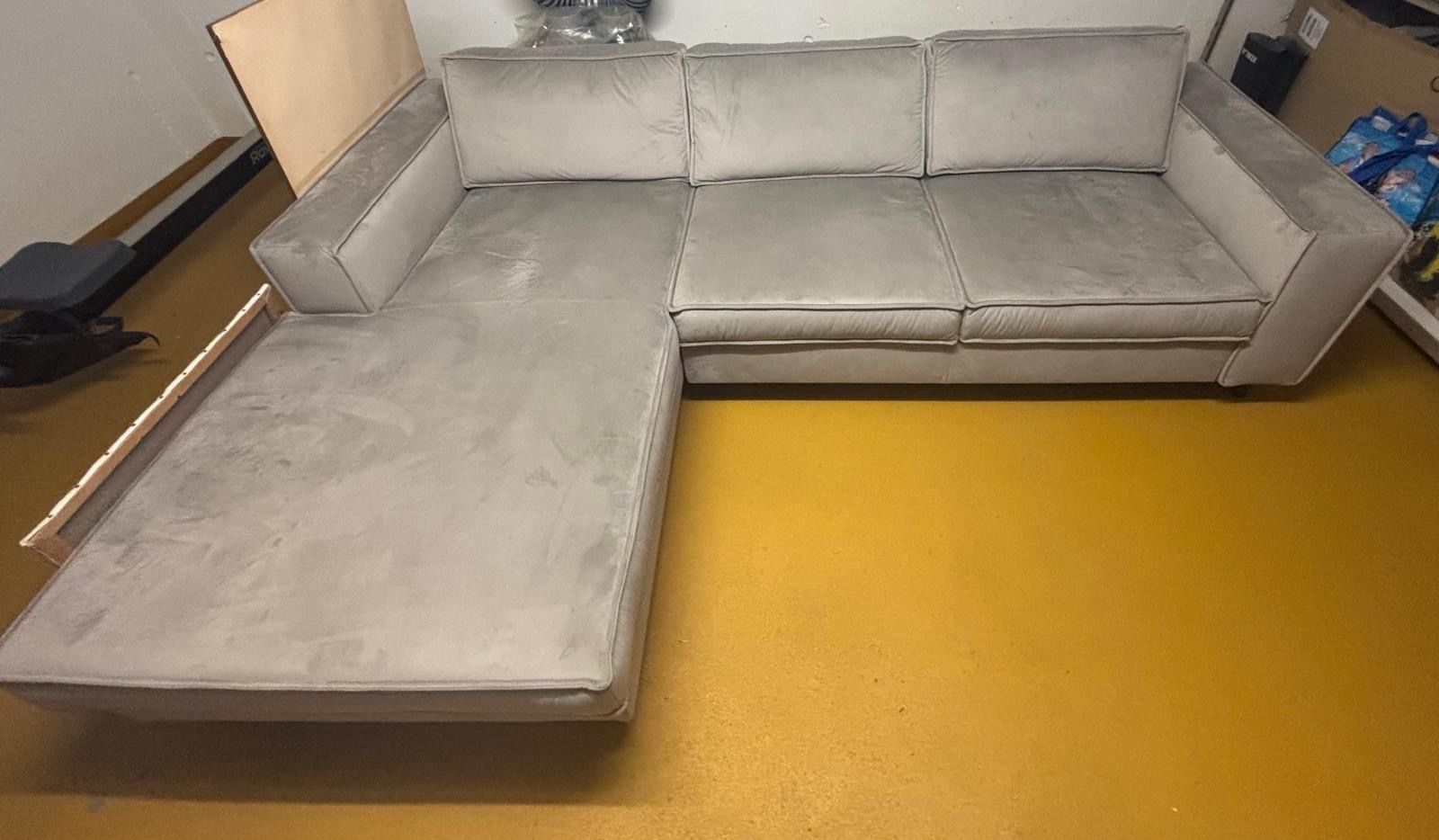Divani: Neuwertiges Samtsofa mit Bettkasten – Usato da Liestal venduto da WaxySnake