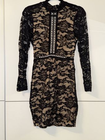 SCHWARZES SPITZENKLEID MIT RÜCKENAUSSCHNITT