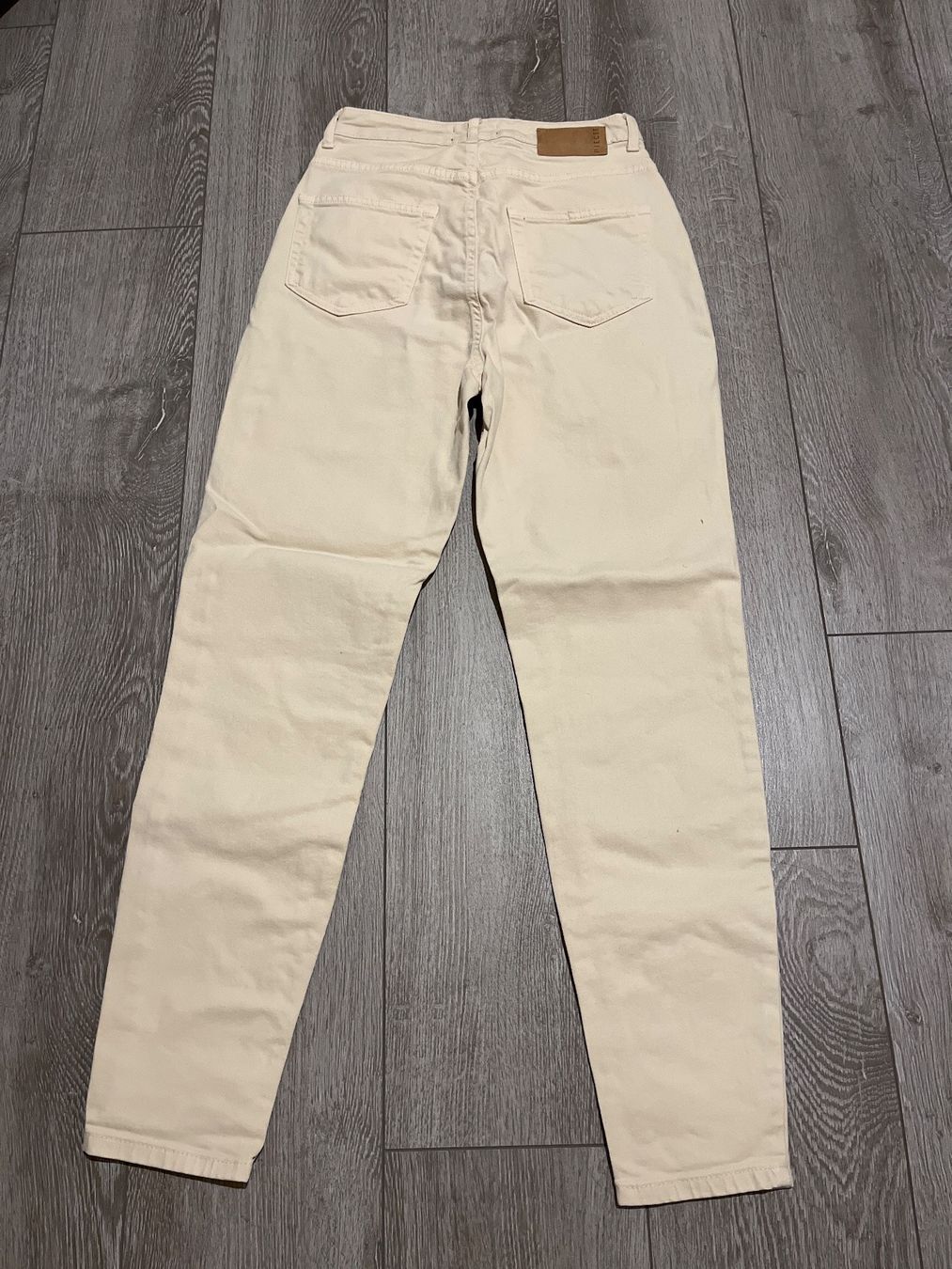 Pieces Pantaloni: Pantalon beige – Usato da Le Locle venduto da Ophelhugy 1