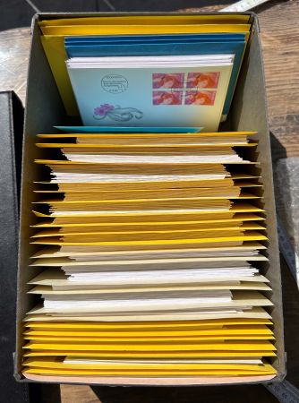 Hunderte Briefmarken, hunderte Couverts ganze Kiste ab 1.-