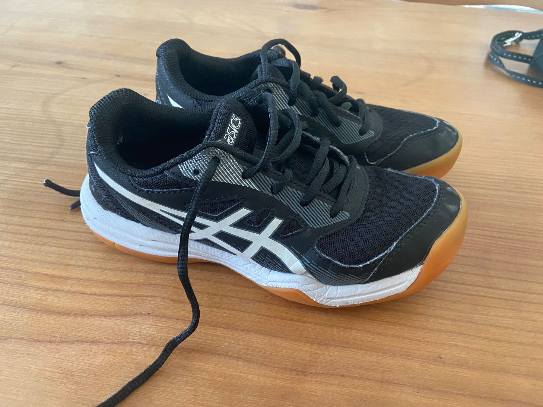 Asics Chaussures hommes: Hallenschuhe Gr. 35 Asics – D'occasion à Windisch par Salat8