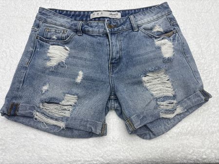 Shorts en jean  taille 40 déchiré bon état