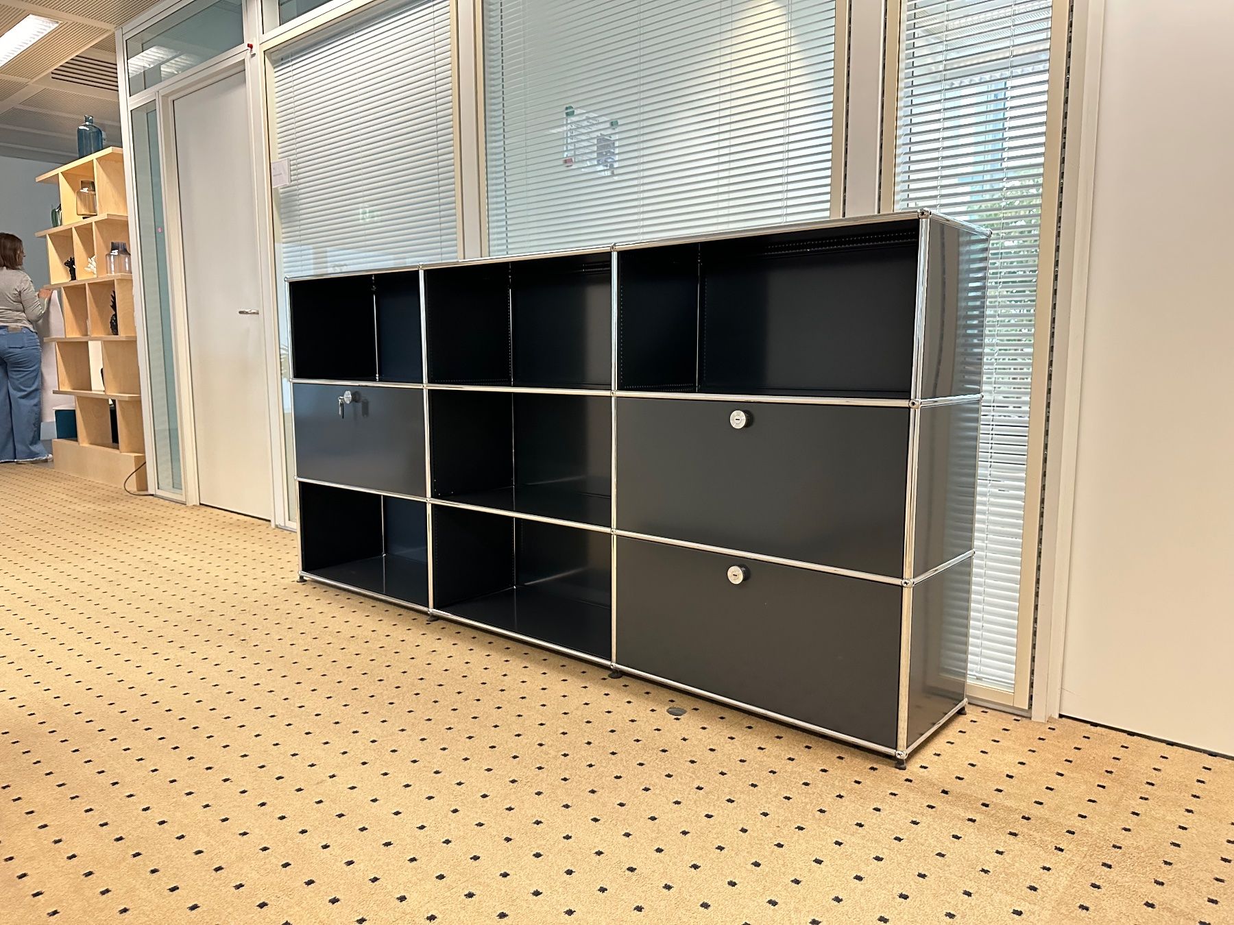 USM Scaffali: USM Highboard 3x3 Anthrazitgrau, Top Zustand – Usato da Grenchen venduto da Design-Outlet 1