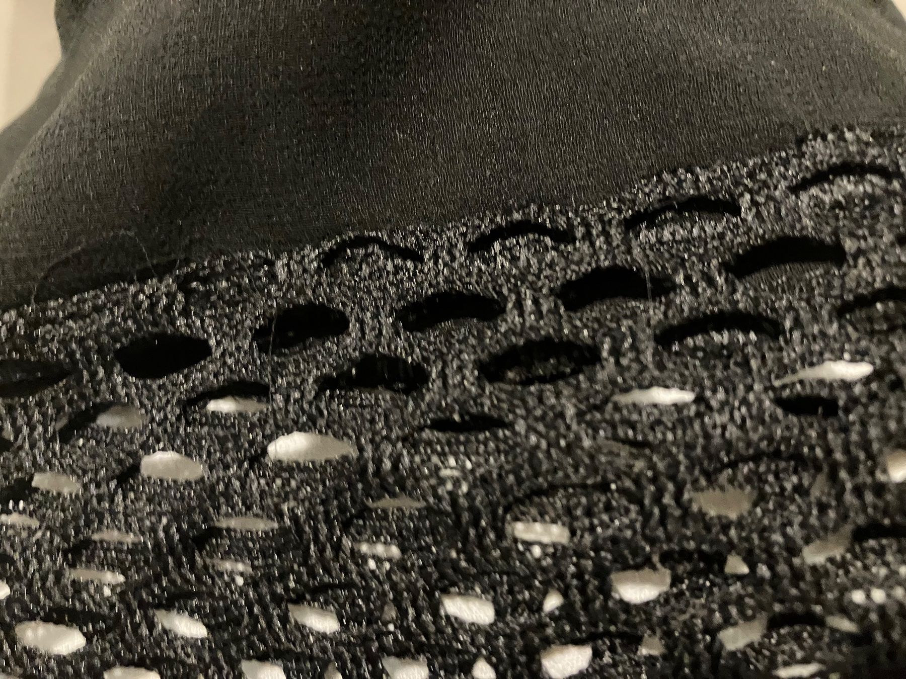 Sisley Tops: Haut  Sisley noir maille  S – D'occasion à Arconciel par chance22 3