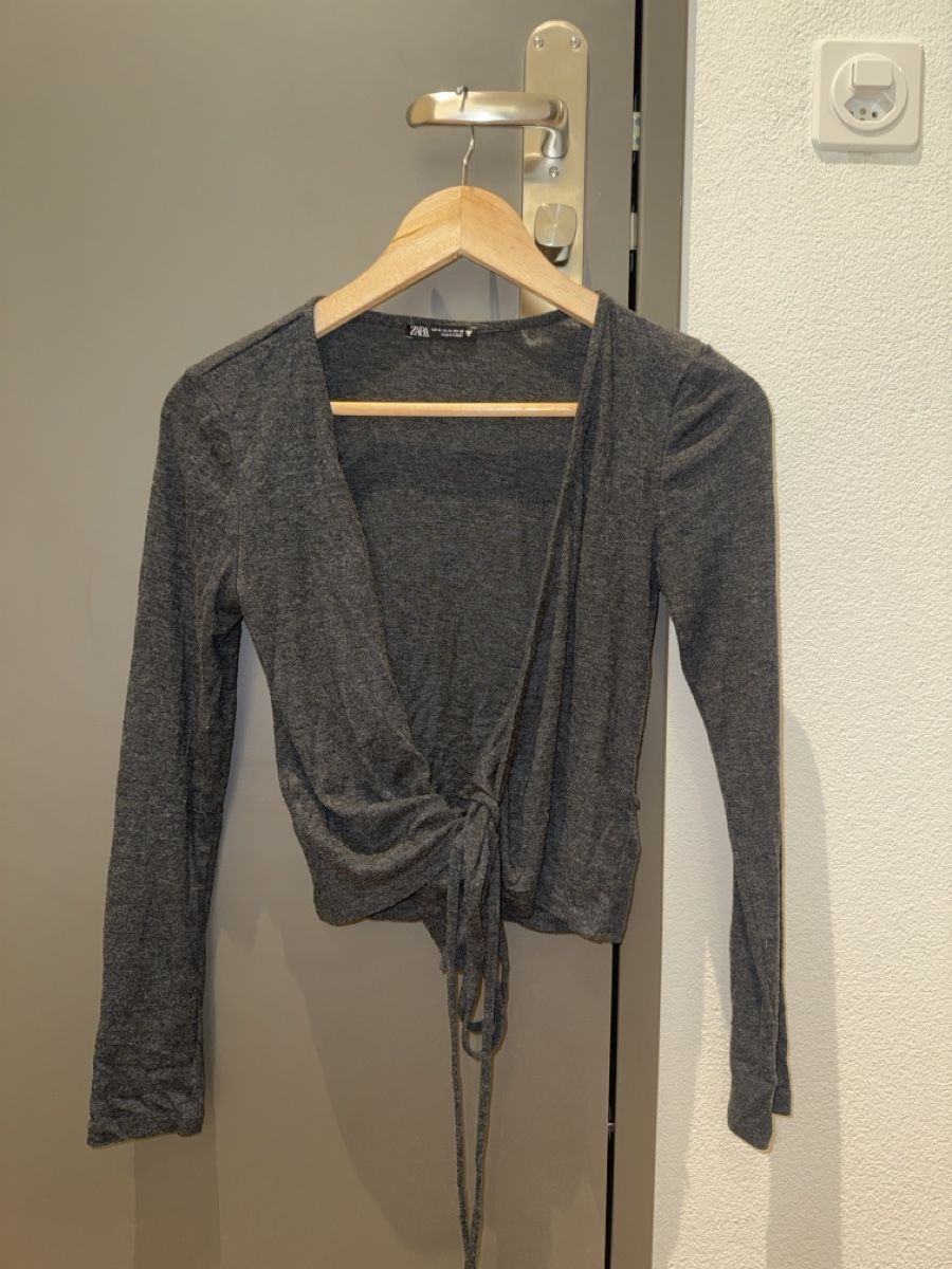 Zara Pulls & Sweat-shirts: Dark gray cardigan – D'occasion à Zürich par VittoDS