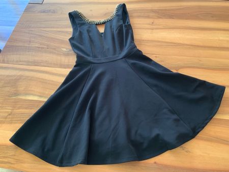 XOXO raffiniertes Kleid mit Metallbesatz mega Rücken Gr. S