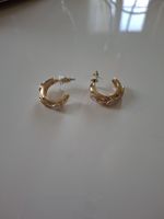 Boucles d'oreilles blanches et dorées 