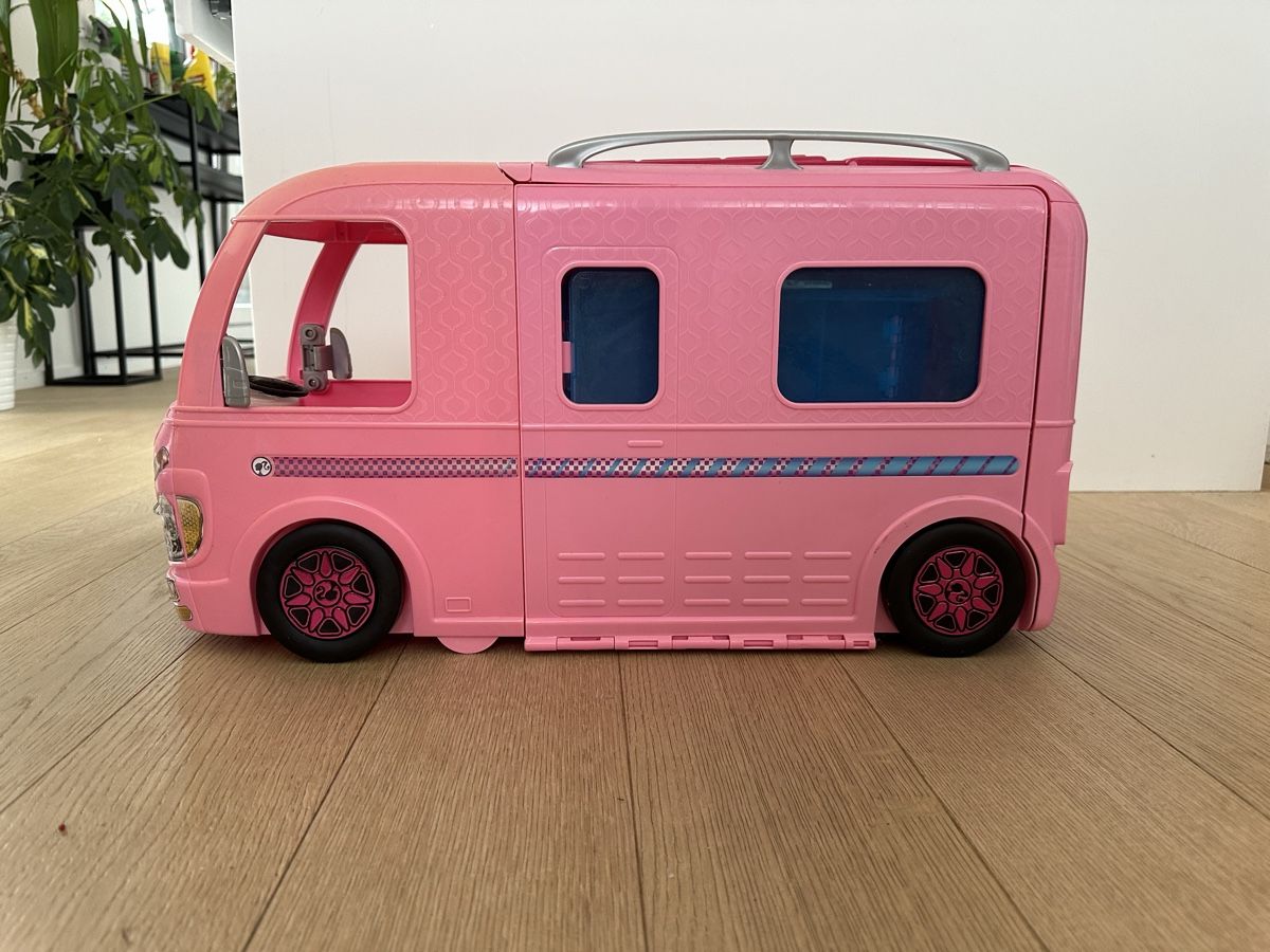 Spielzeuge: Pink Barbie Campervan (mit Barbie) – Gebraucht aus Wettingen von  4