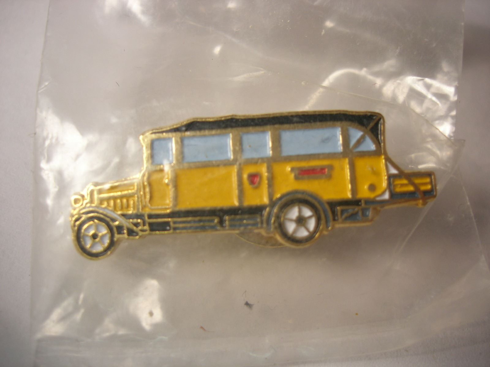 Plaketten & Abzeichen: Postauto Pin #1 – Neu und originalverpackt aus Hornussen von Corvette-