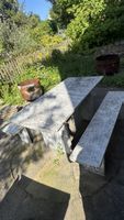 Massiver Gartentisch mit Bänken aus Stein