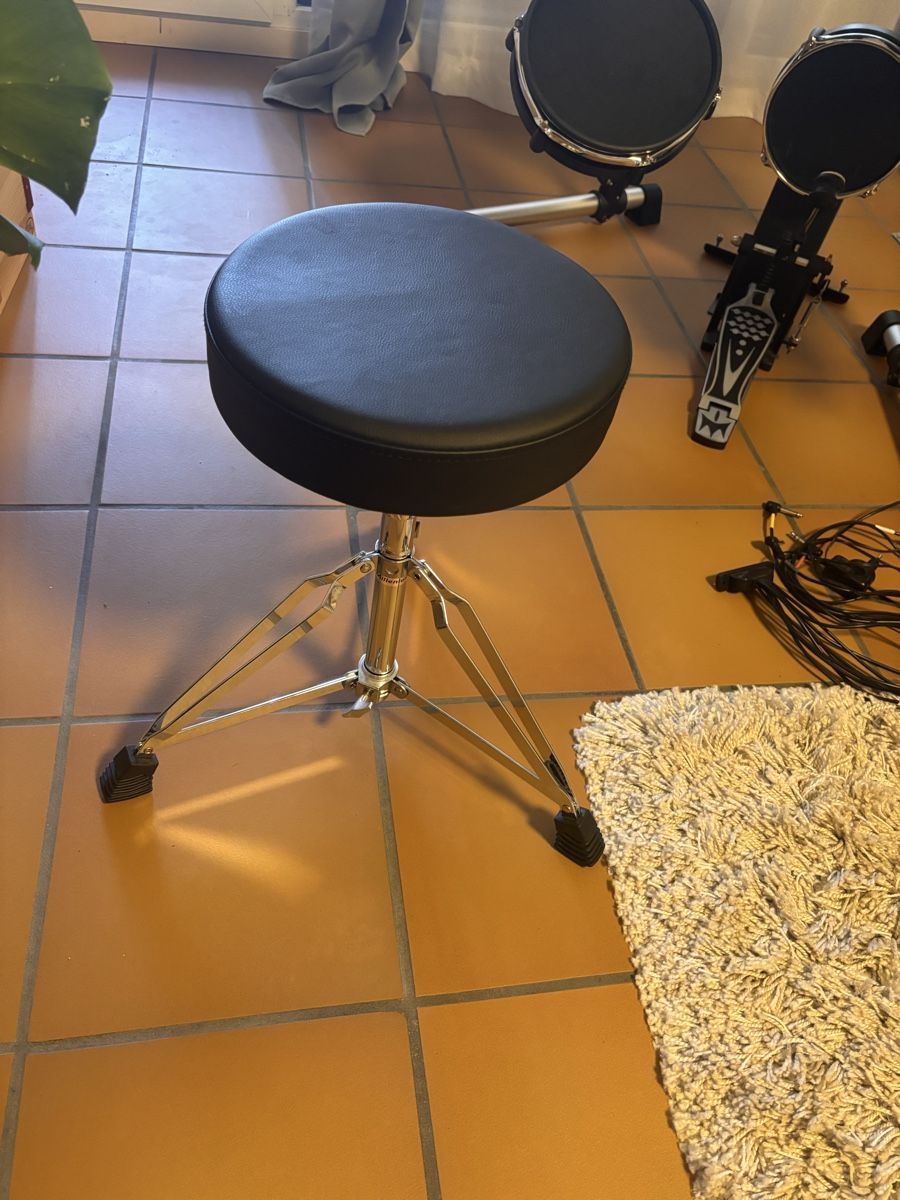 Thomann Strumenti musicali: Elektronisches Schlagzeug Set mit Hocker und Kopfhörer – Usato da Däniken SO venduto da Jasmin4658 3