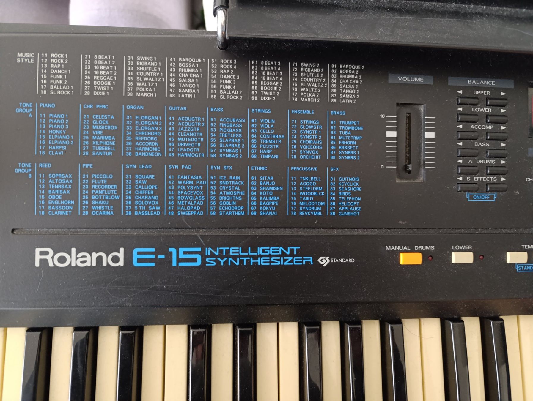 Roland Strumenti musicali: Synthétiseur vintage Roland E-15 avec support – Usato da Orpund venduto da koni_kid