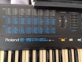 Synthétiseur vintage Roland E-15 avec support