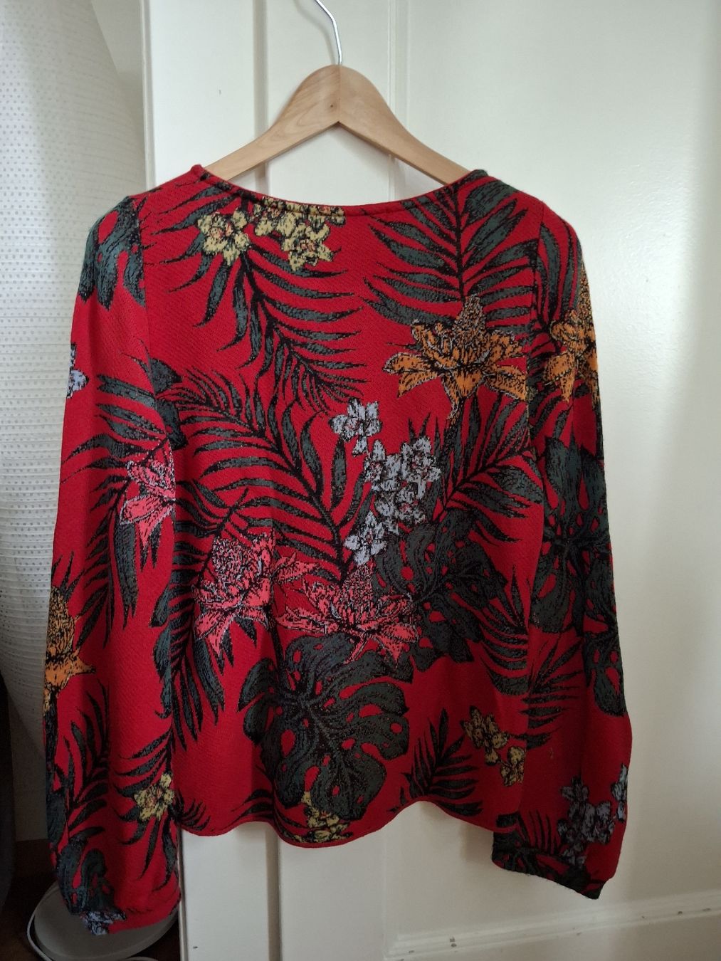 Maglioni & Felpe: Pullover rouge motif végétal M – Usato da Lausanne venduto da Cognitia 1