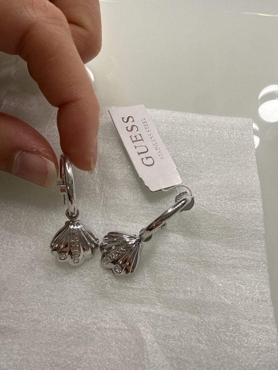 Guess Ohrringe & -stecker: Boucles d'oreilles Guess coquillage – Neu und originalverpackt aus Lucens von vel_68l2