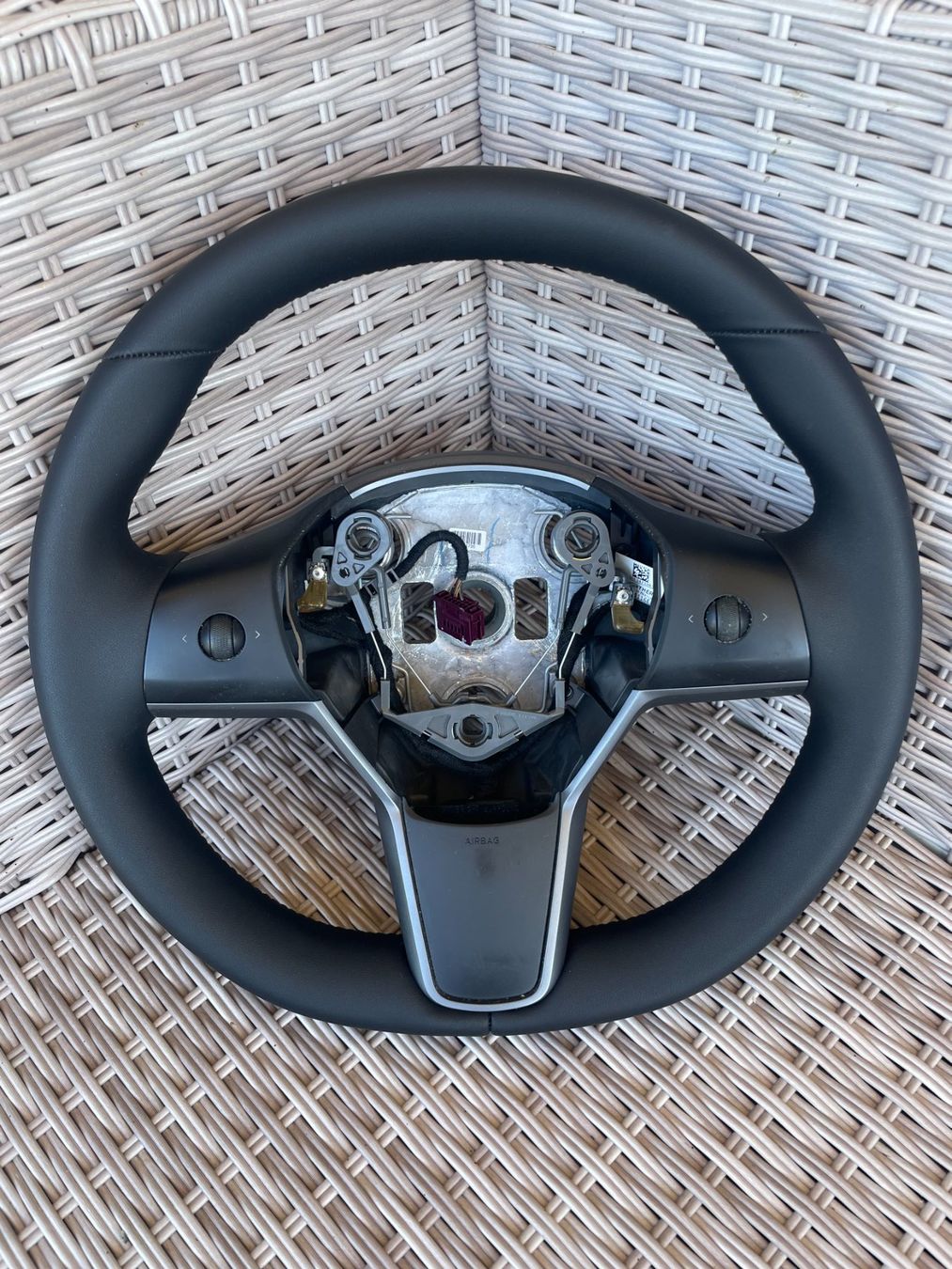 Tesla Tutti pezzi di ricambio auto: Neues Leder lenkrad TESLA 3 / Y – Nuovo (secondo la descrizione) da Auw venduto da Neo_z2rq