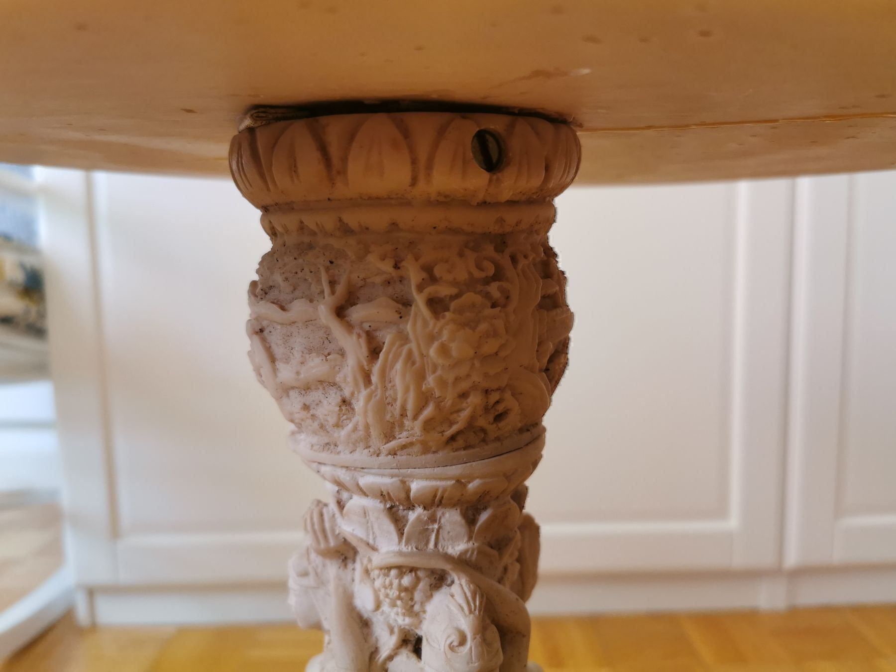 Tavoli: Table sculptée en plâtre – Usato da Genève venduto da vins50 2
