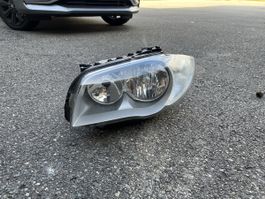 Ein Scheinwerfer vom 1er BMW