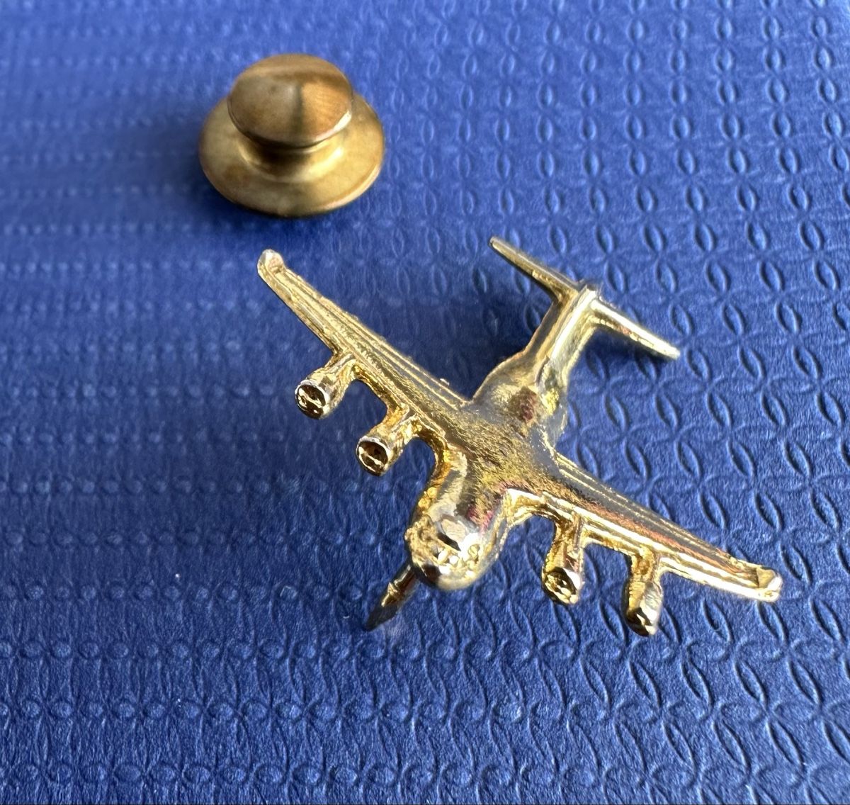 Broschen & Nadeln: Flugzeug Anstecknadel /Pin, Goldfarben – Gebraucht aus Münsingen von Innchen 3