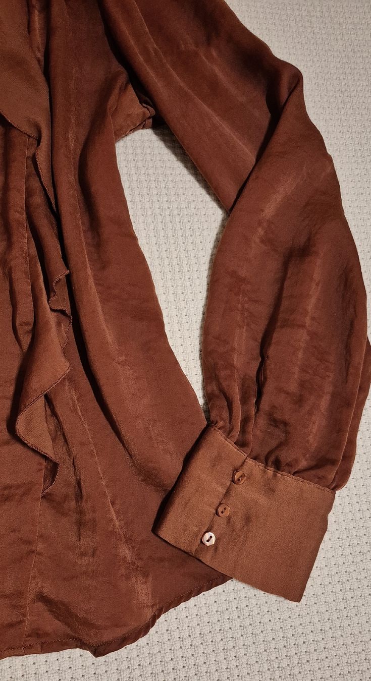 Blusen: Blouse Kiabi t. L avec volants élégant – Gebraucht aus Le Locle von Arya4 1