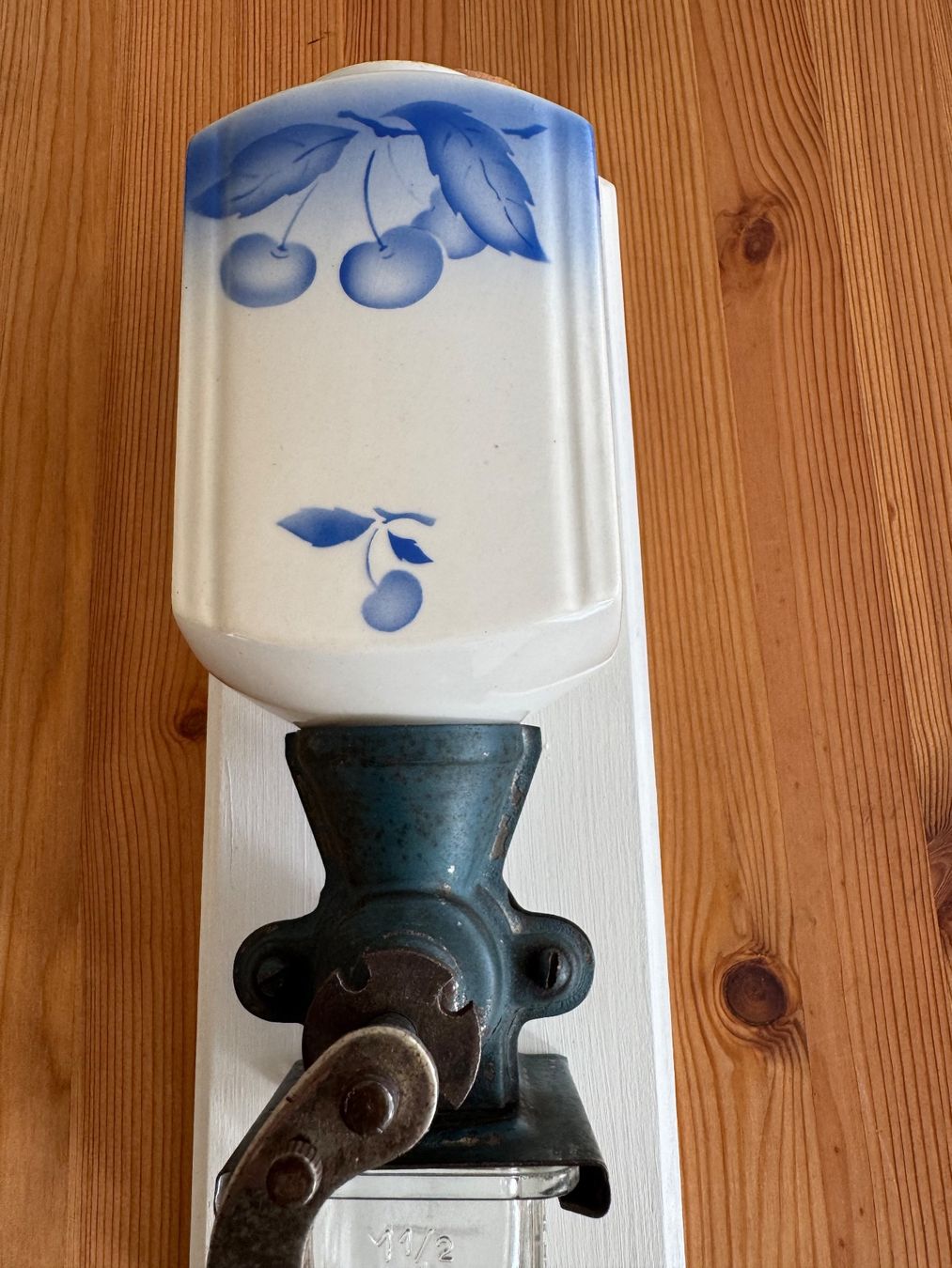 Alle Dekorationen: Antike dekorative Wandkaffemühle – Gebraucht aus Luzern von kun_2nm8 3