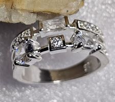 Eleganter Ring mit Zirkonia, 925 versilbert, Gr. 8